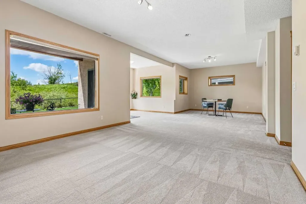 127 Edgeridge Close NW Calgary AB T3A 6K4
