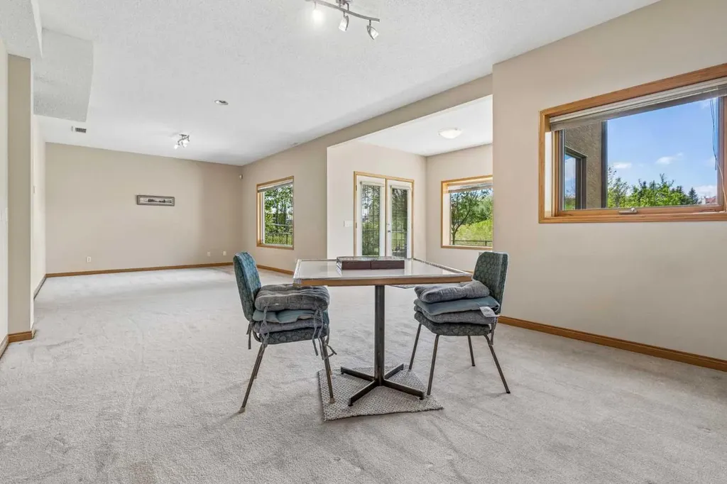 127 Edgeridge Close NW Calgary AB T3A 6K4