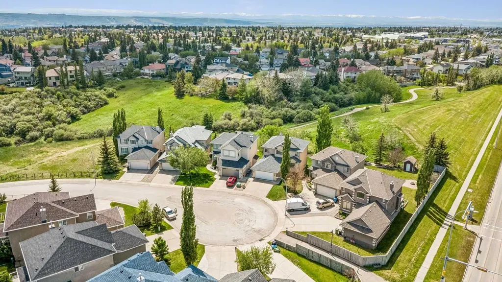 127 Edgeridge Close NW Calgary AB T3A 6K4