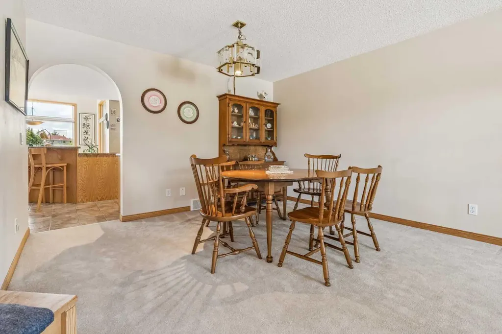 127 Edgeridge Close NW Calgary AB T3A 6K4