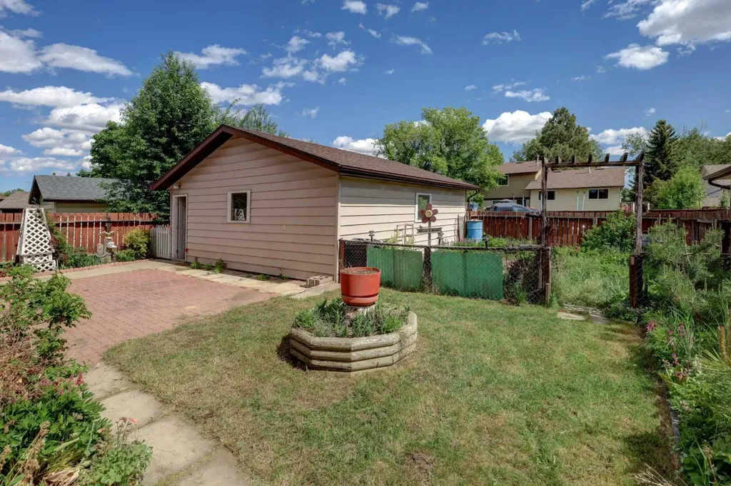 9 Maple Leaf Road Strathmore AB T1P 1G6