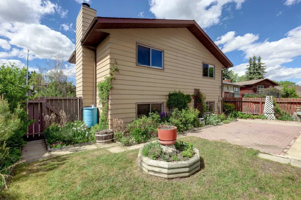 9 Maple Leaf Road Strathmore AB T1P 1G6