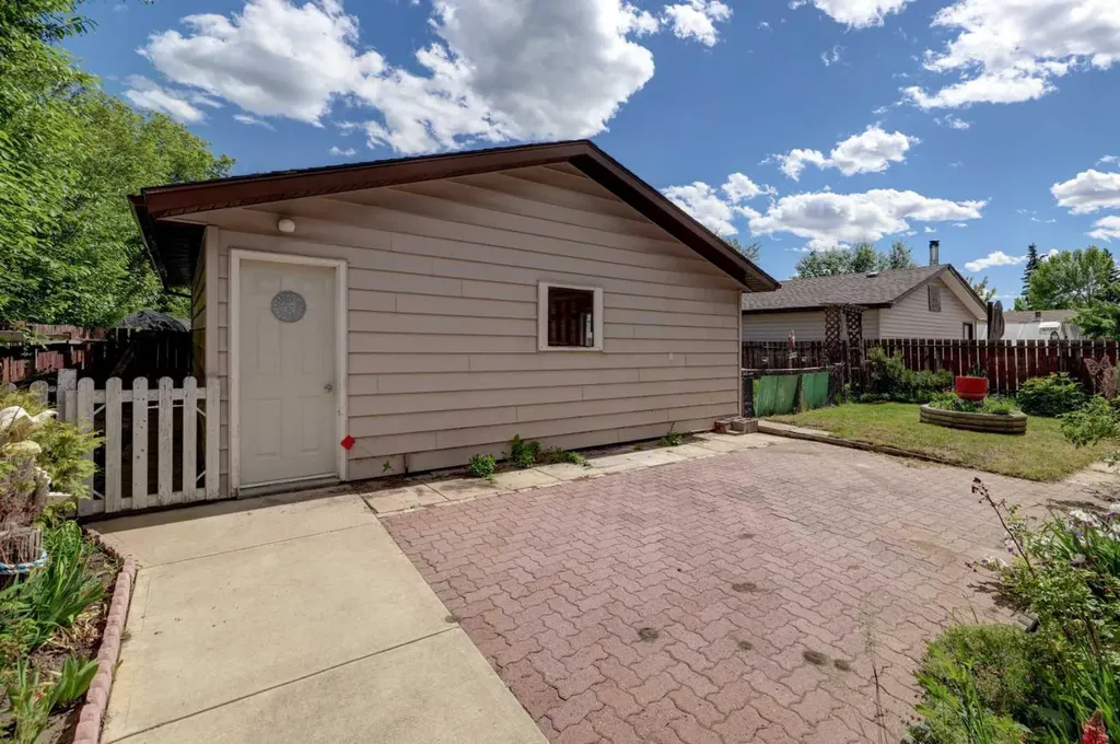 9 Maple Leaf Road Strathmore AB T1P 1G6