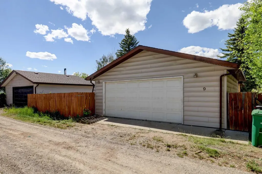 9 Maple Leaf Road Strathmore AB T1P 1G6