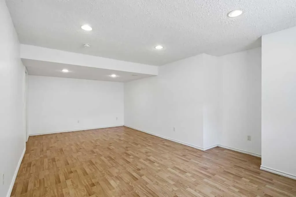 690 Coventry Drive NE Calgary AB T3H 4M3