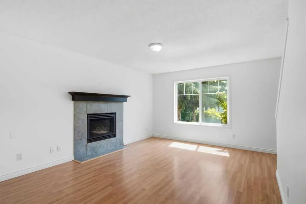 690 Coventry Drive NE Calgary AB T3H 4M3