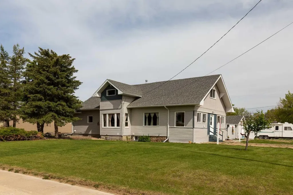 606 5 Street Warner AB T0K 2L0
