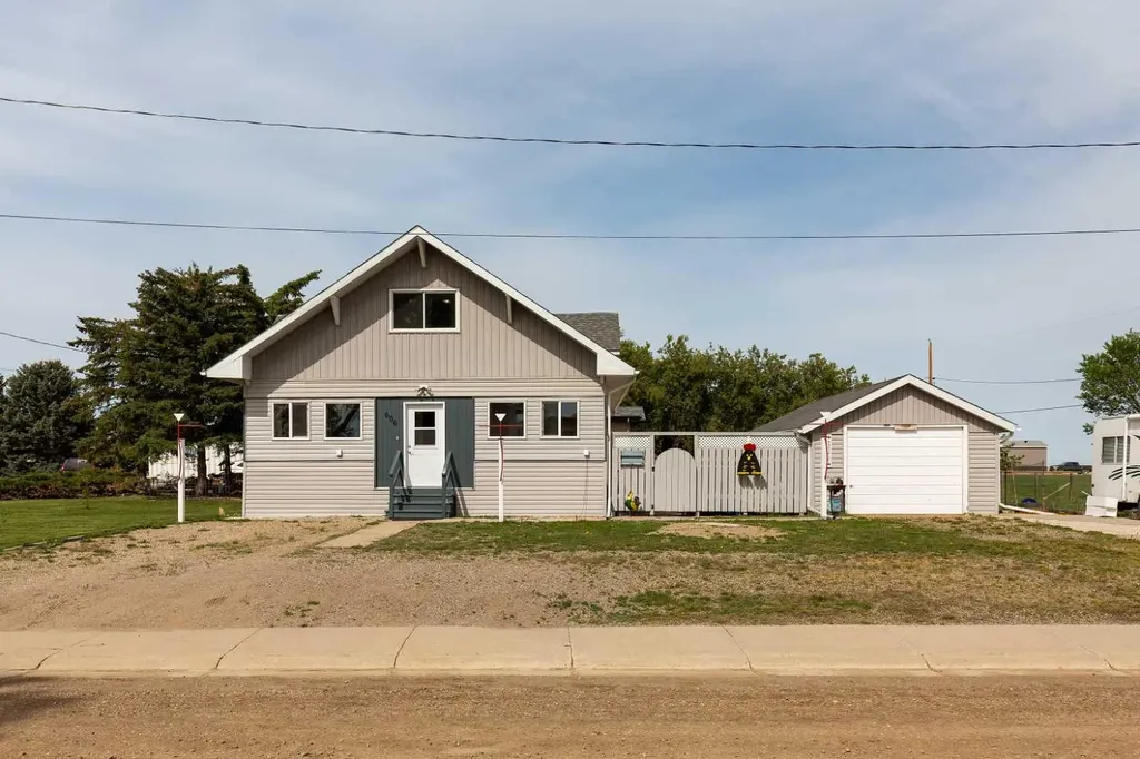 606 5 Street Warner AB T0K 2L0