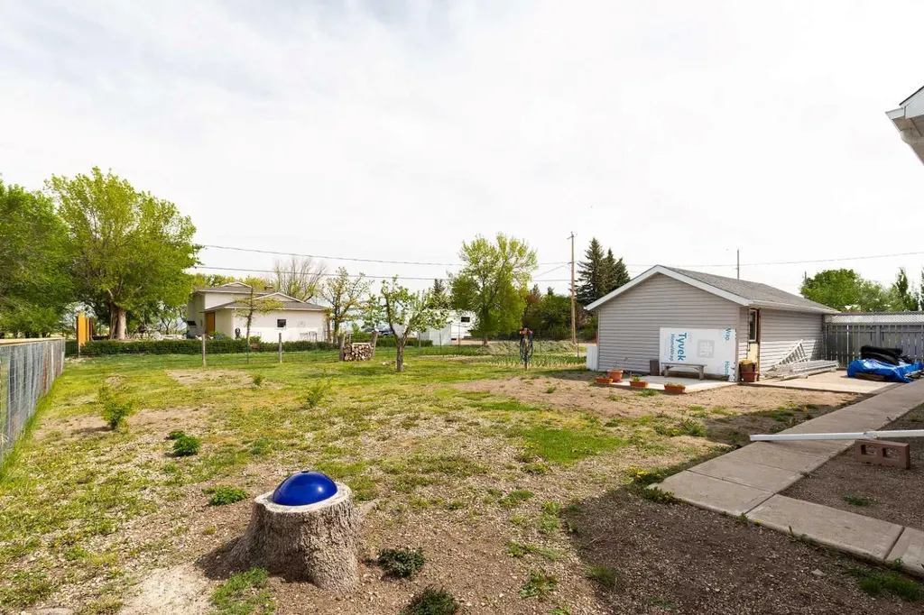 606 5 Street Warner AB T0K 2L0