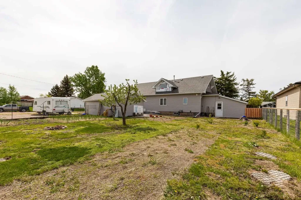 606 5 Street Warner AB T0K 2L0