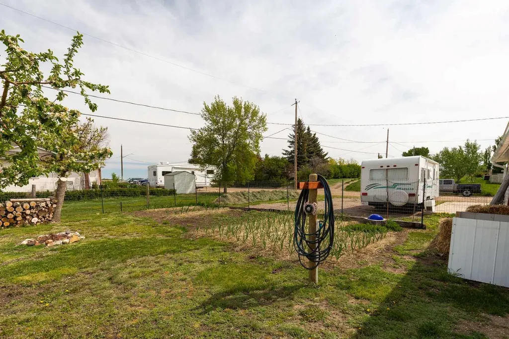 606 5 Street Warner AB T0K 2L0