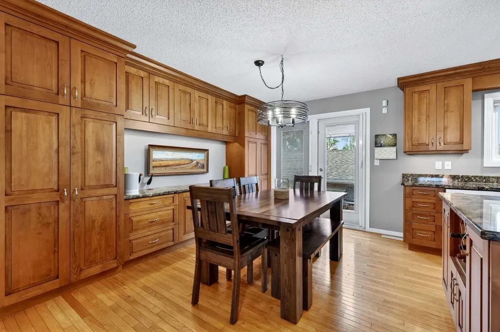 10640 Oakmoor Way SW Calgary AB T2W 2H8