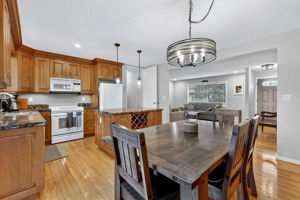 10640 Oakmoor Way SW Calgary AB T2W 2H8