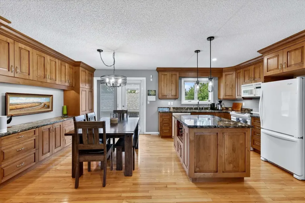 10640 Oakmoor Way SW Calgary AB T2W 2H8