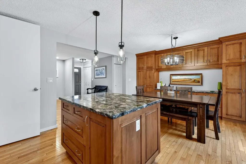 10640 Oakmoor Way SW Calgary AB T2W 2H8