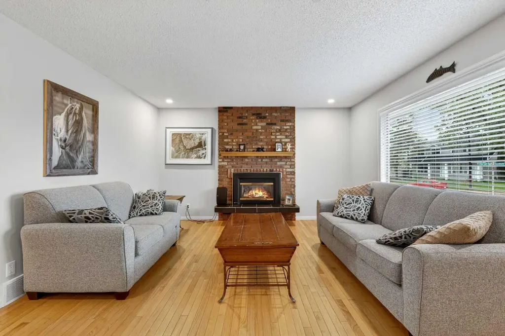 10640 Oakmoor Way SW Calgary AB T2W 2H8