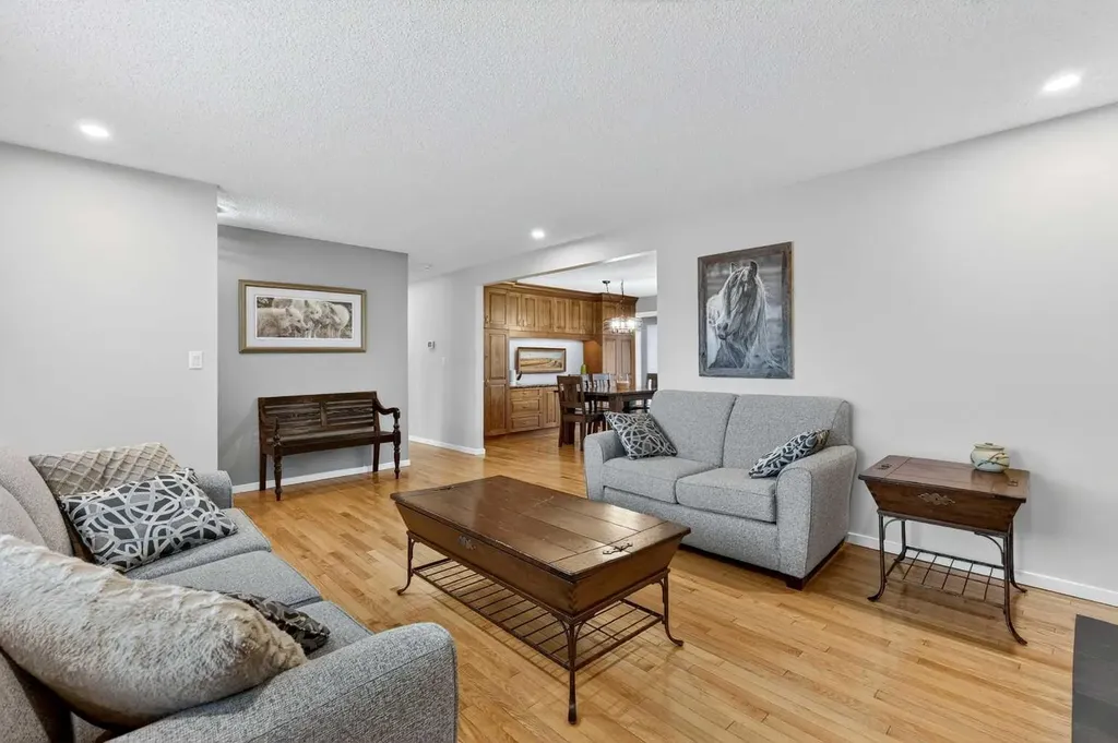 10640 Oakmoor Way SW Calgary AB T2W 2H8