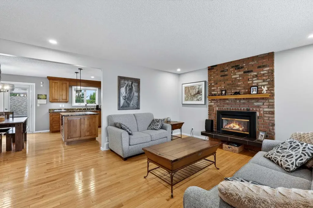 10640 Oakmoor Way SW Calgary AB T2W 2H8