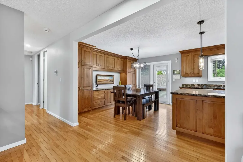 10640 Oakmoor Way SW Calgary AB T2W 2H8