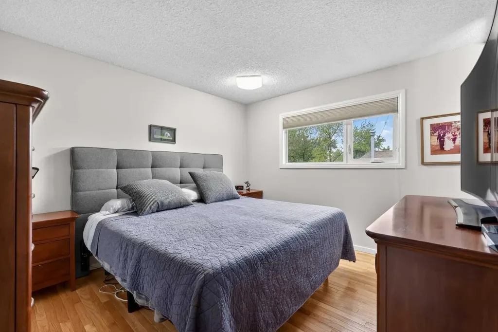 10640 Oakmoor Way SW Calgary AB T2W 2H8