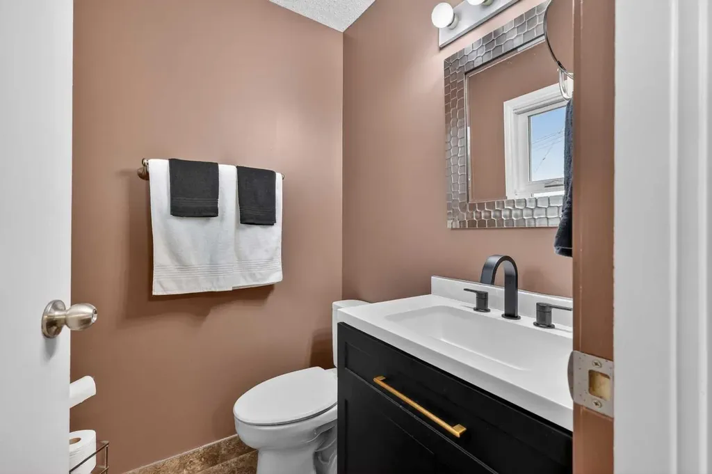 10640 Oakmoor Way SW Calgary AB T2W 2H8