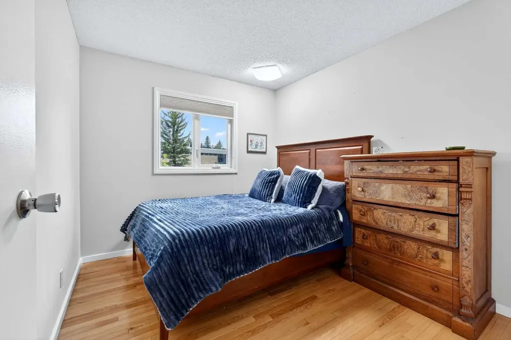 10640 Oakmoor Way SW Calgary AB T2W 2H8