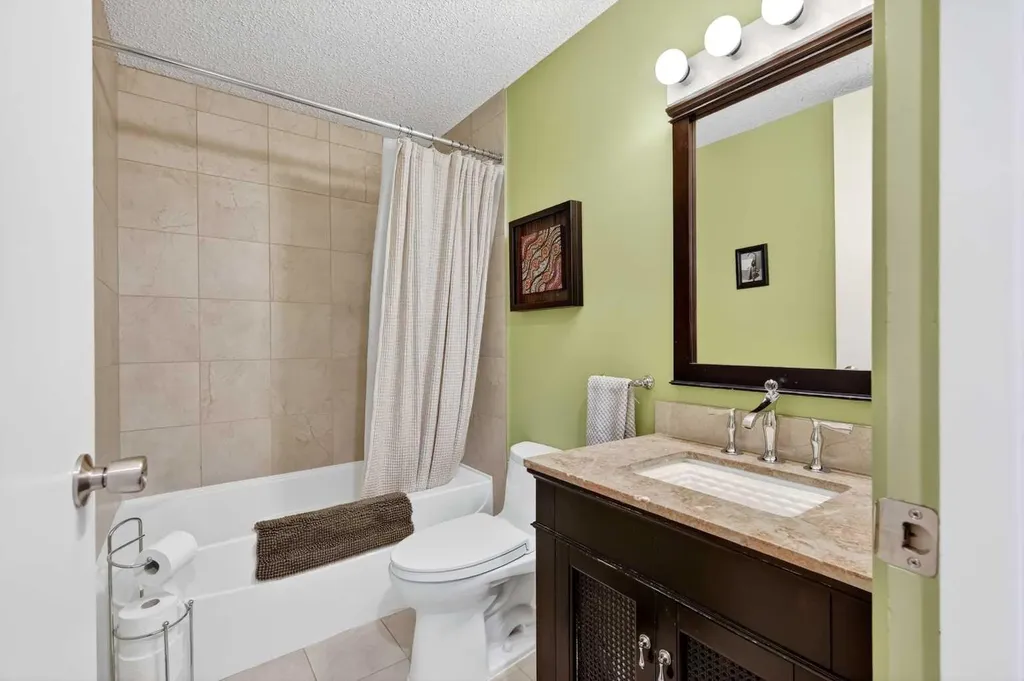 10640 Oakmoor Way SW Calgary AB T2W 2H8