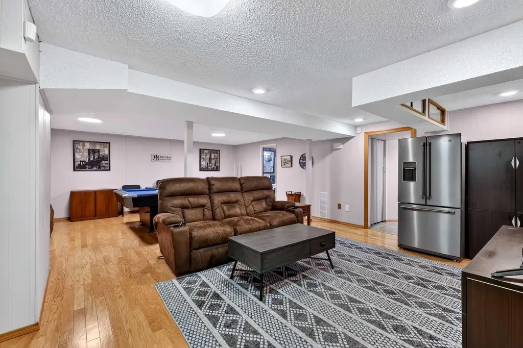 10640 Oakmoor Way SW Calgary AB T2W 2H8
