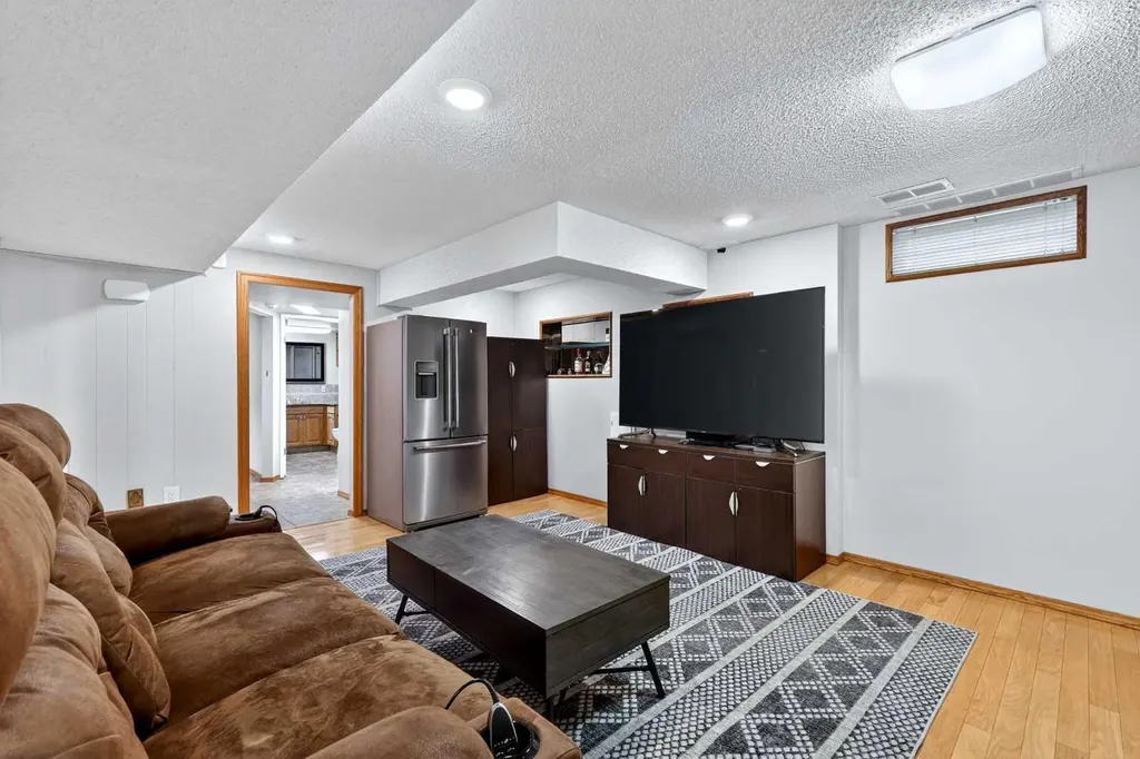 10640 Oakmoor Way SW Calgary AB T2W 2H8