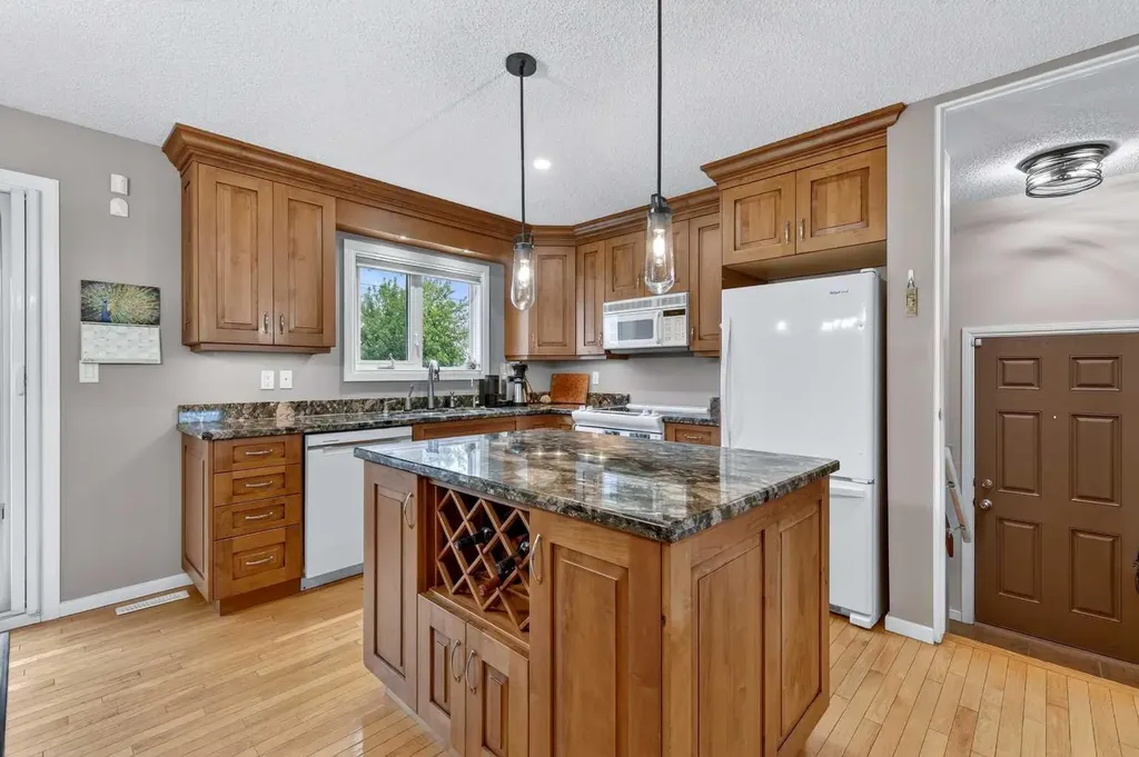 10640 Oakmoor Way SW Calgary AB T2W 2H8