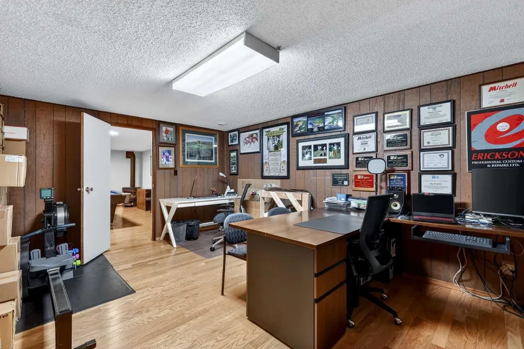 10640 Oakmoor Way SW Calgary AB T2W 2H8