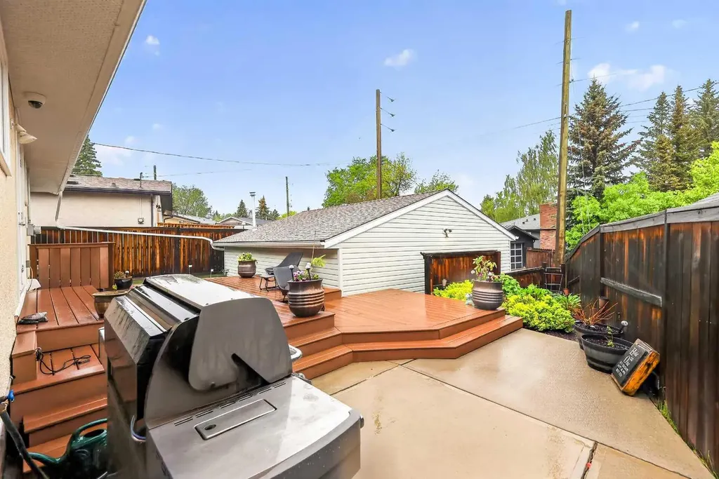 10640 Oakmoor Way SW Calgary AB T2W 2H8