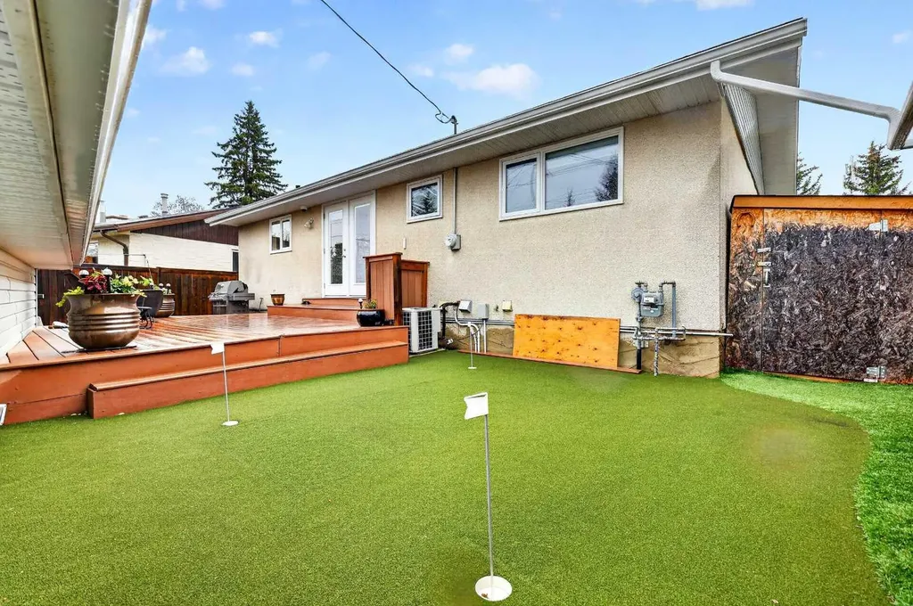 10640 Oakmoor Way SW Calgary AB T2W 2H8