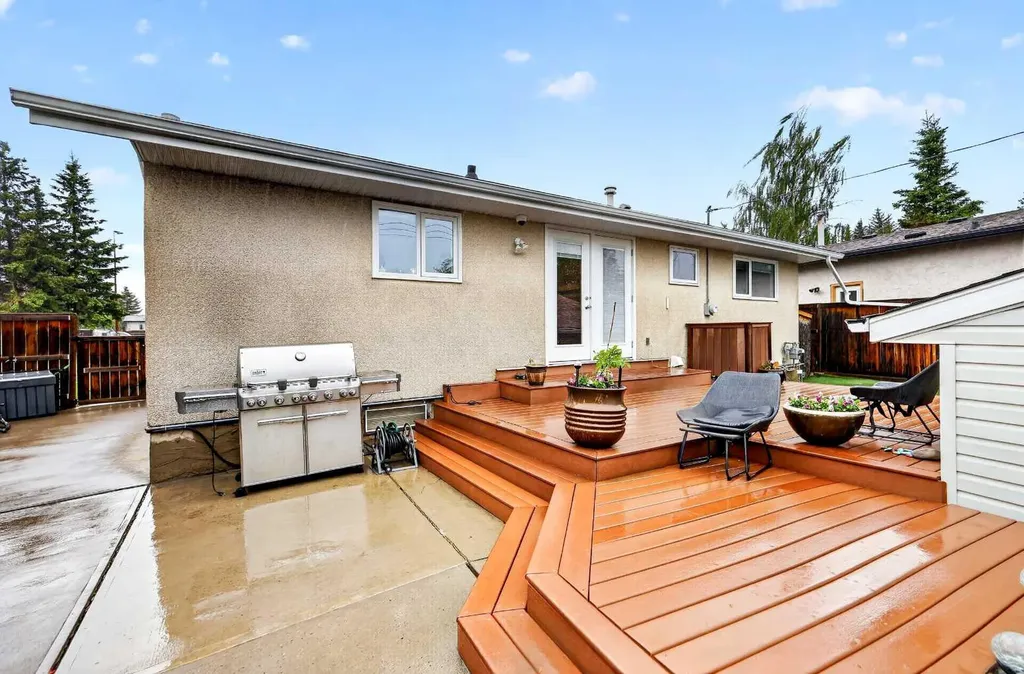 10640 Oakmoor Way SW Calgary AB T2W 2H8