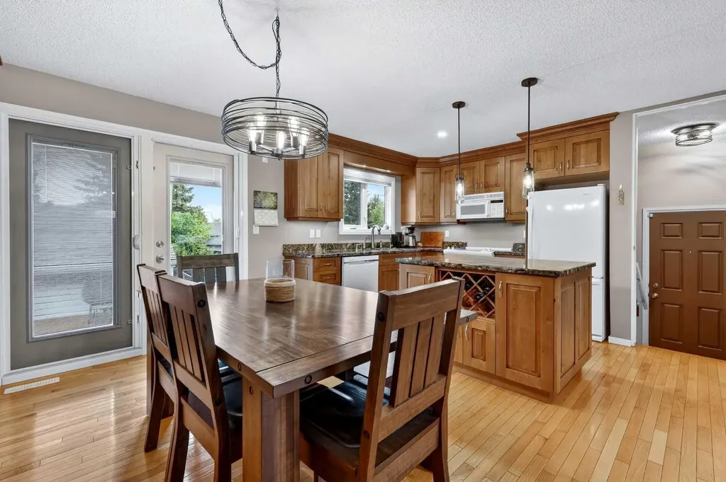 10640 Oakmoor Way SW Calgary AB T2W 2H8