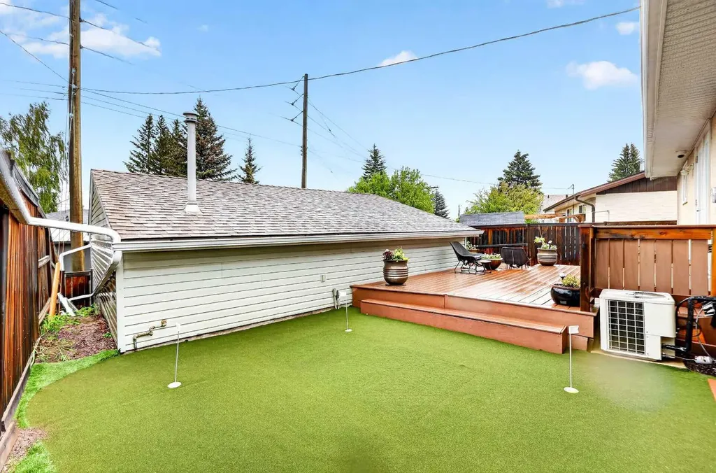 10640 Oakmoor Way SW Calgary AB T2W 2H8