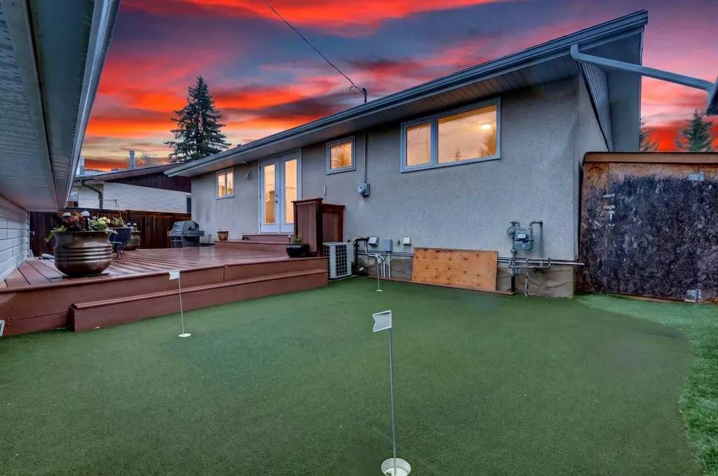 10640 Oakmoor Way SW Calgary AB T2W 2H8