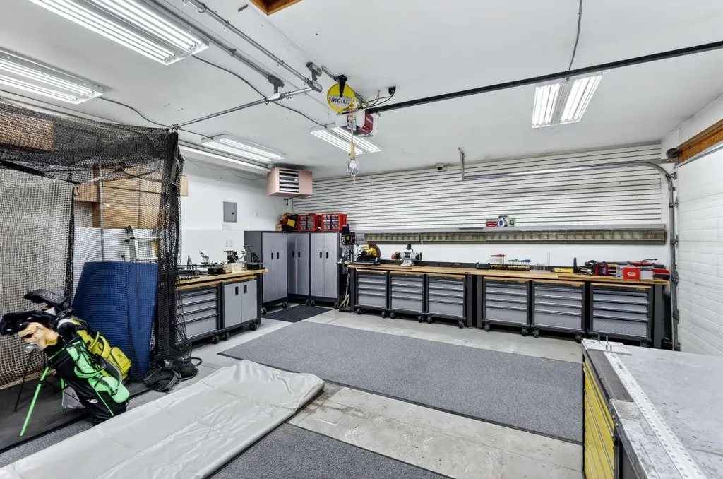 10640 Oakmoor Way SW Calgary AB T2W 2H8