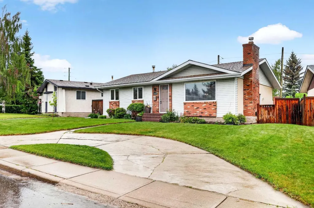 10640 Oakmoor Way SW Calgary AB T2W 2H8