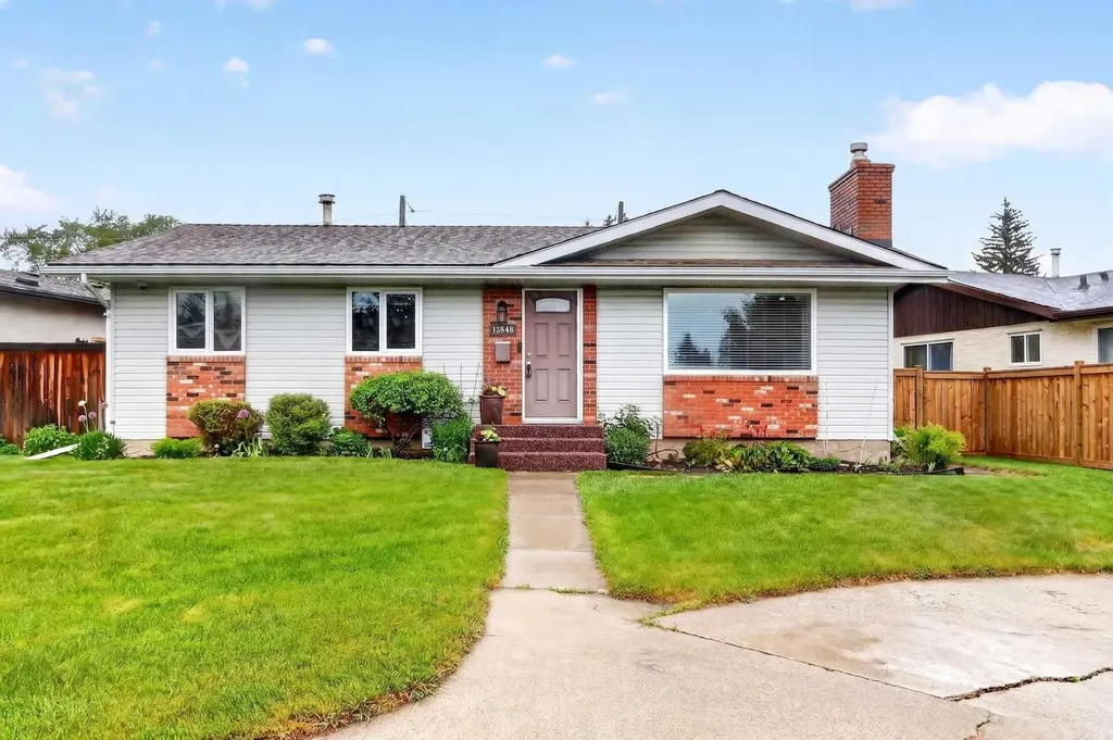10640 Oakmoor Way SW Calgary AB T2W 2H8