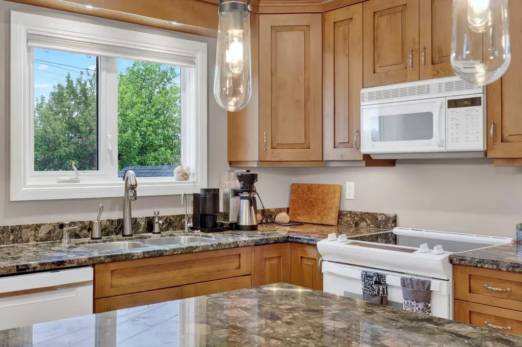 10640 Oakmoor Way SW Calgary AB T2W 2H8