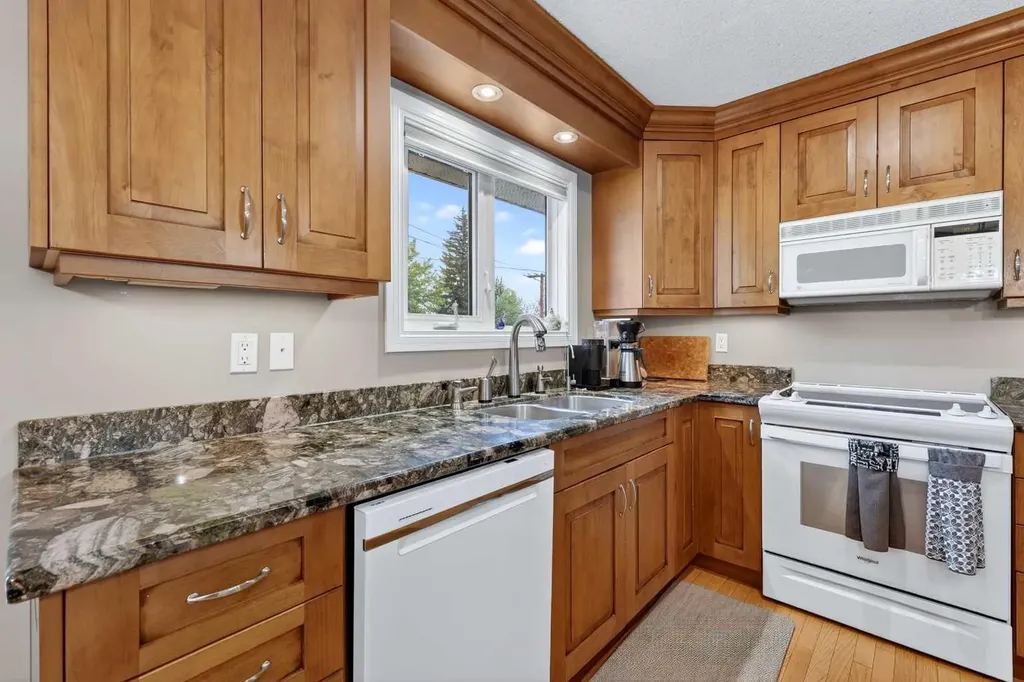 10640 Oakmoor Way SW Calgary AB T2W 2H8
