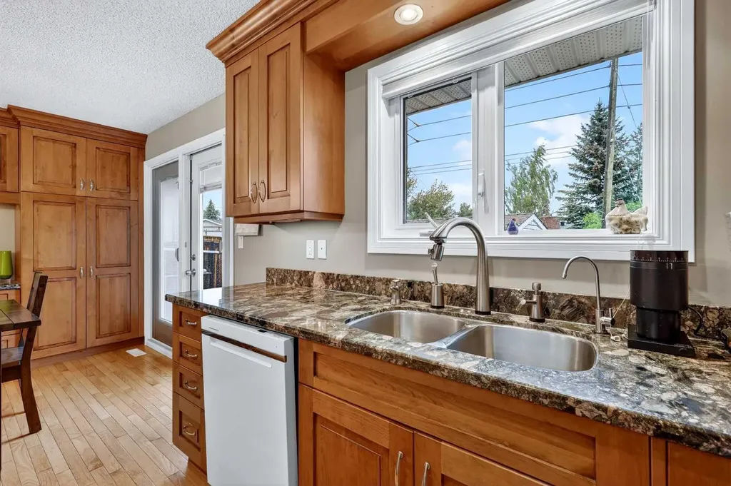10640 Oakmoor Way SW Calgary AB T2W 2H8