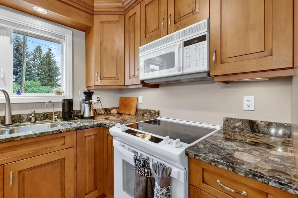 10640 Oakmoor Way SW Calgary AB T2W 2H8