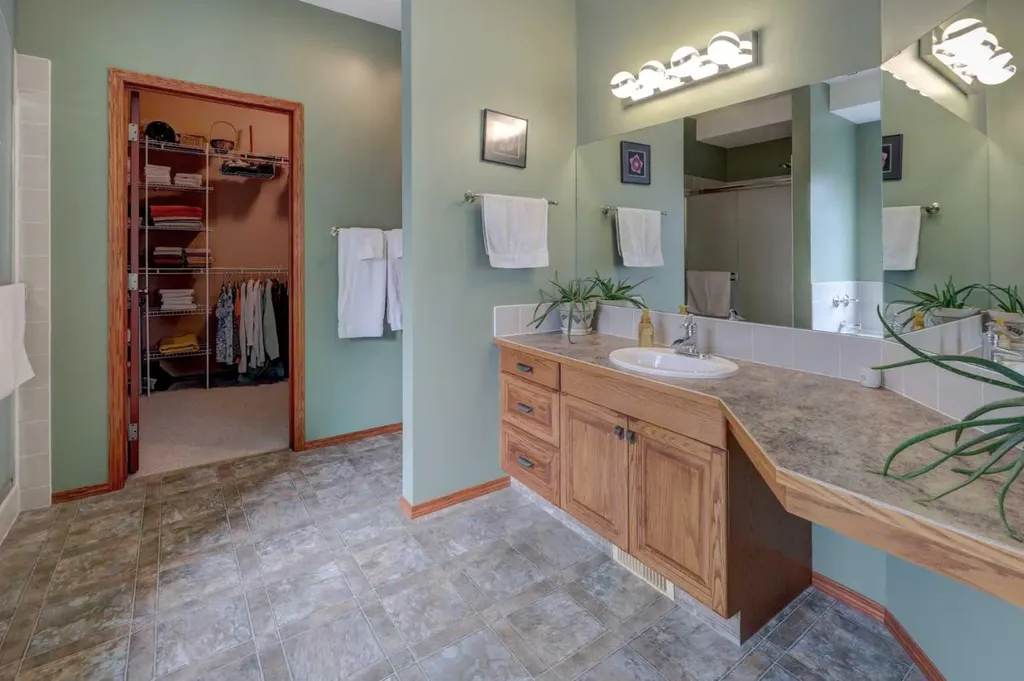 123 Hillview Road Strathmore AB T1P 1W2