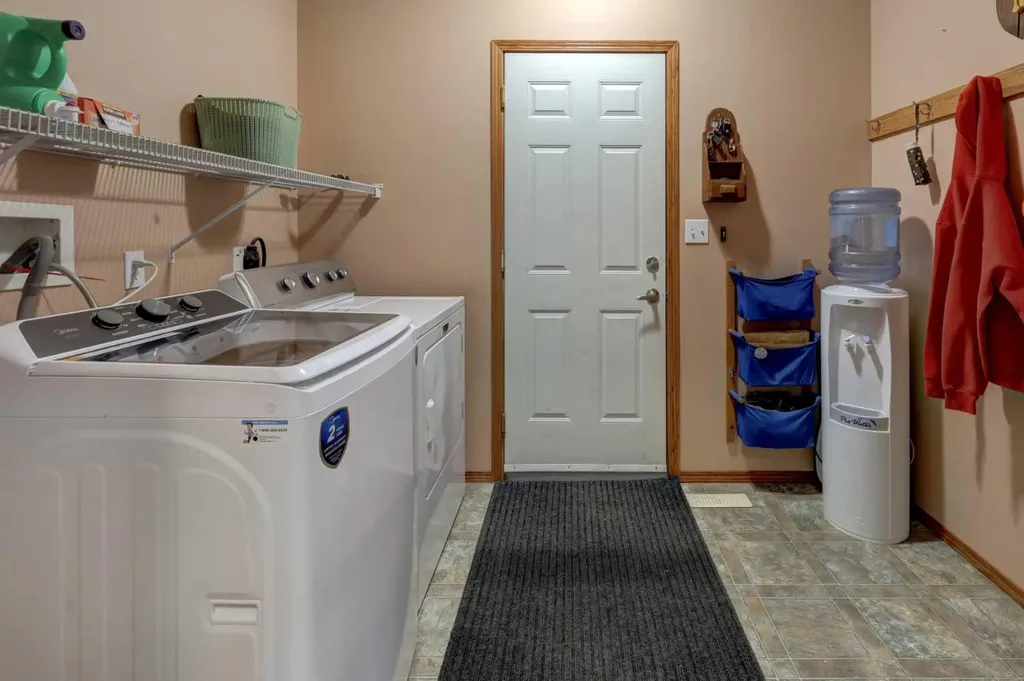 123 Hillview Road Strathmore AB T1P 1W2