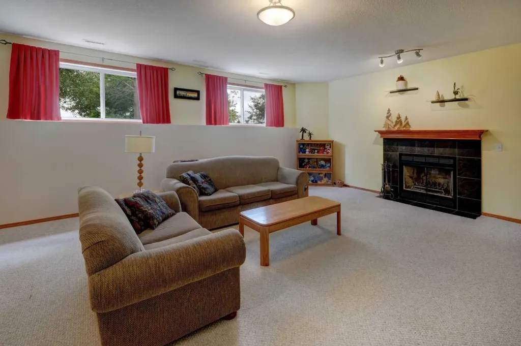 123 Hillview Road Strathmore AB T1P 1W2