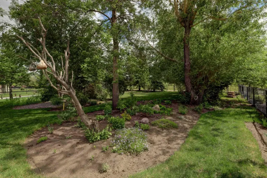 123 Hillview Road Strathmore AB T1P 1W2