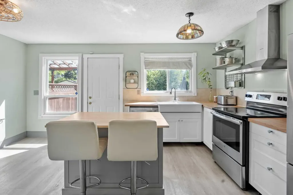 6646 Huntsbay Road NW Calgary AB T2K 4R3