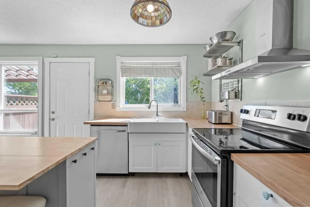 6646 Huntsbay Road NW Calgary AB T2K 4R3